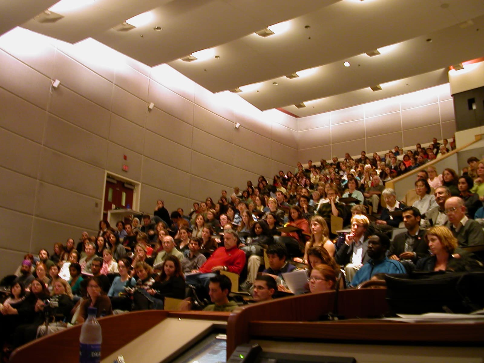 Студенты в большой лекционной аудитории